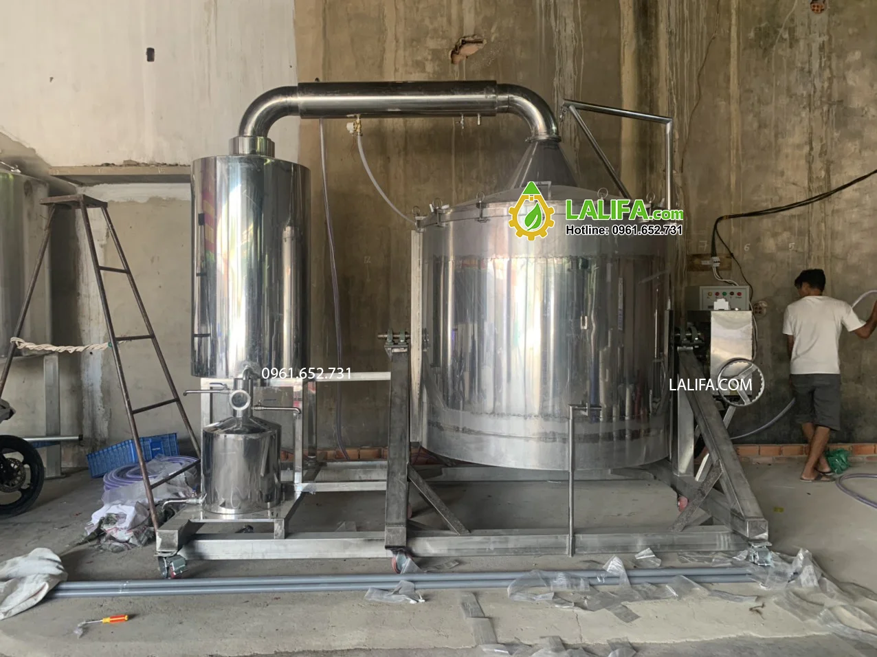 noi-chung-cat-tinh-dau-2500-lit-dien-3-pha-thiet-ke-hop-so-xoay-nghieng-noi-cap-nuoc-tu-dong-2