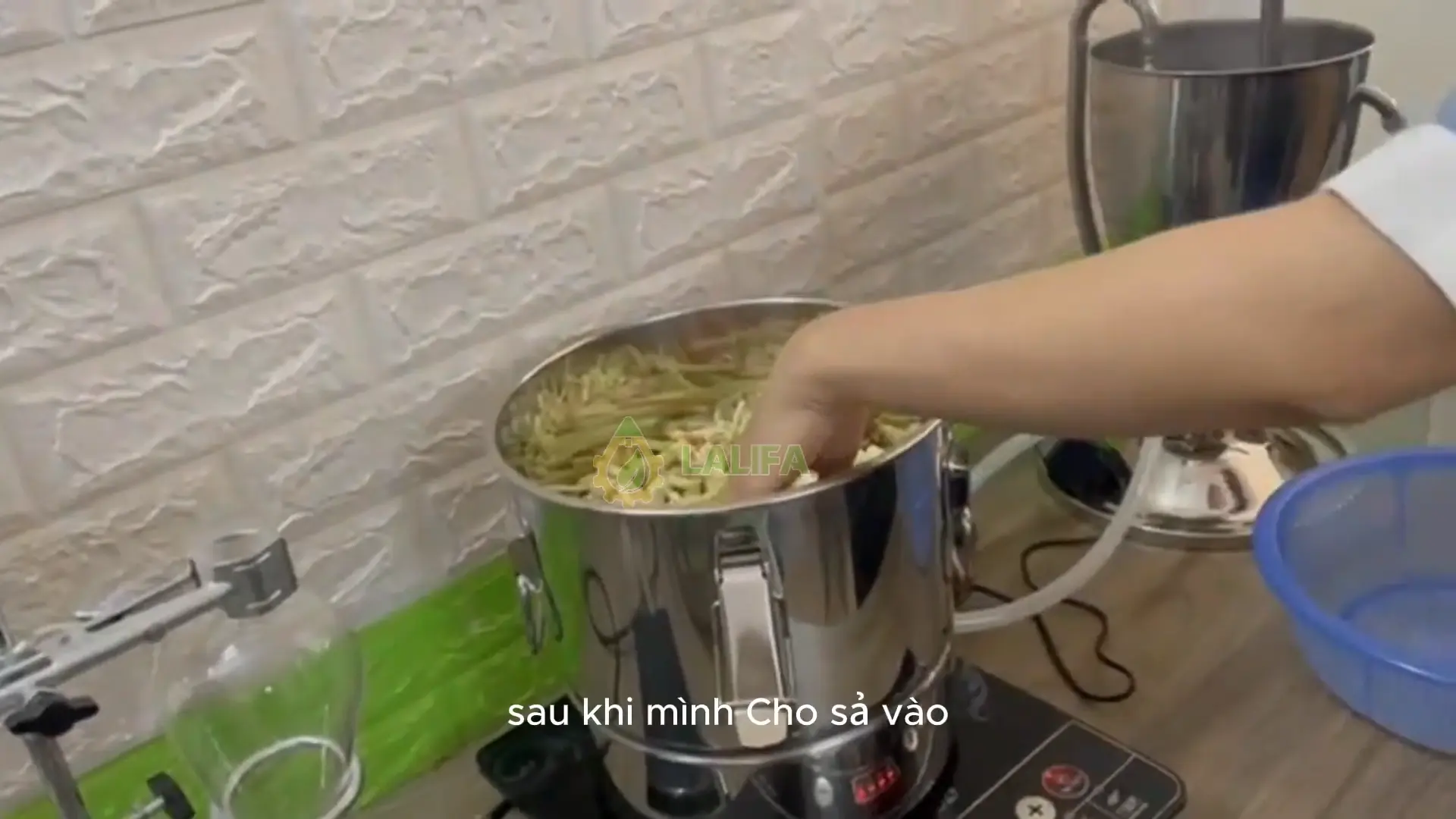 Lắp giá đỡ và cho sả vào nồi