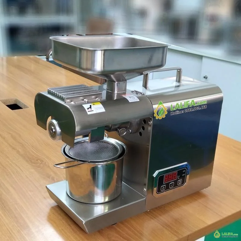 Biết thế tôi mua sớm hơn chứ tiện biết bao nhiêu, ép dầu ăn ở nhà giờ tôi ép vừng, ép đậu tương hay lạc đều được. Mà chạy còn bền ấy chứ, các bà hàng xóm toàn qua bảo tôi ép hộ