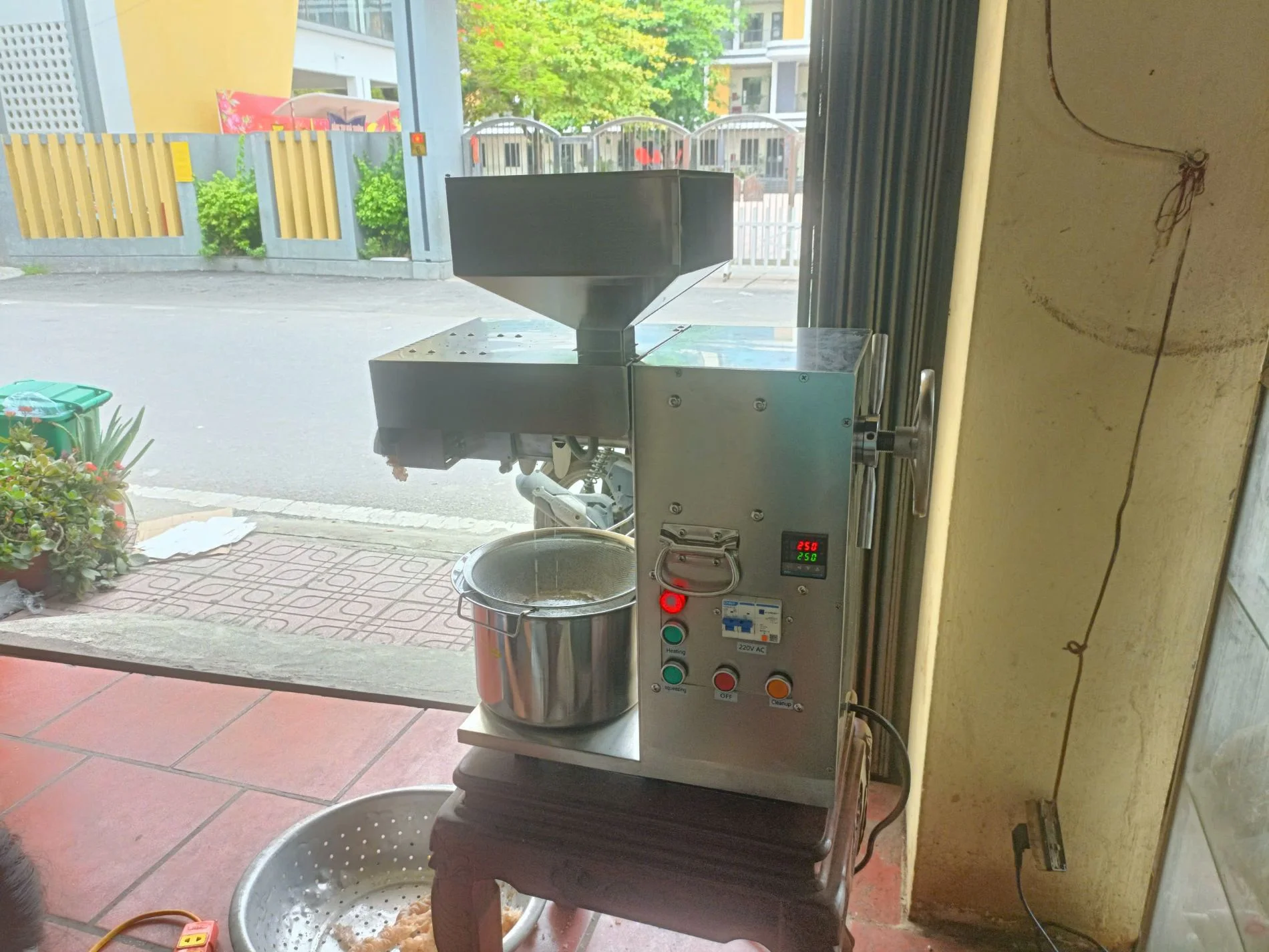 Dùng máy này thích lắm, ép kiệt mà inox các thứ từ trong ra ngoài sạch sẽ. Nhỏ gọn dễ vệ sinh nhé! Để trước nhà ép thuê tiện lắm