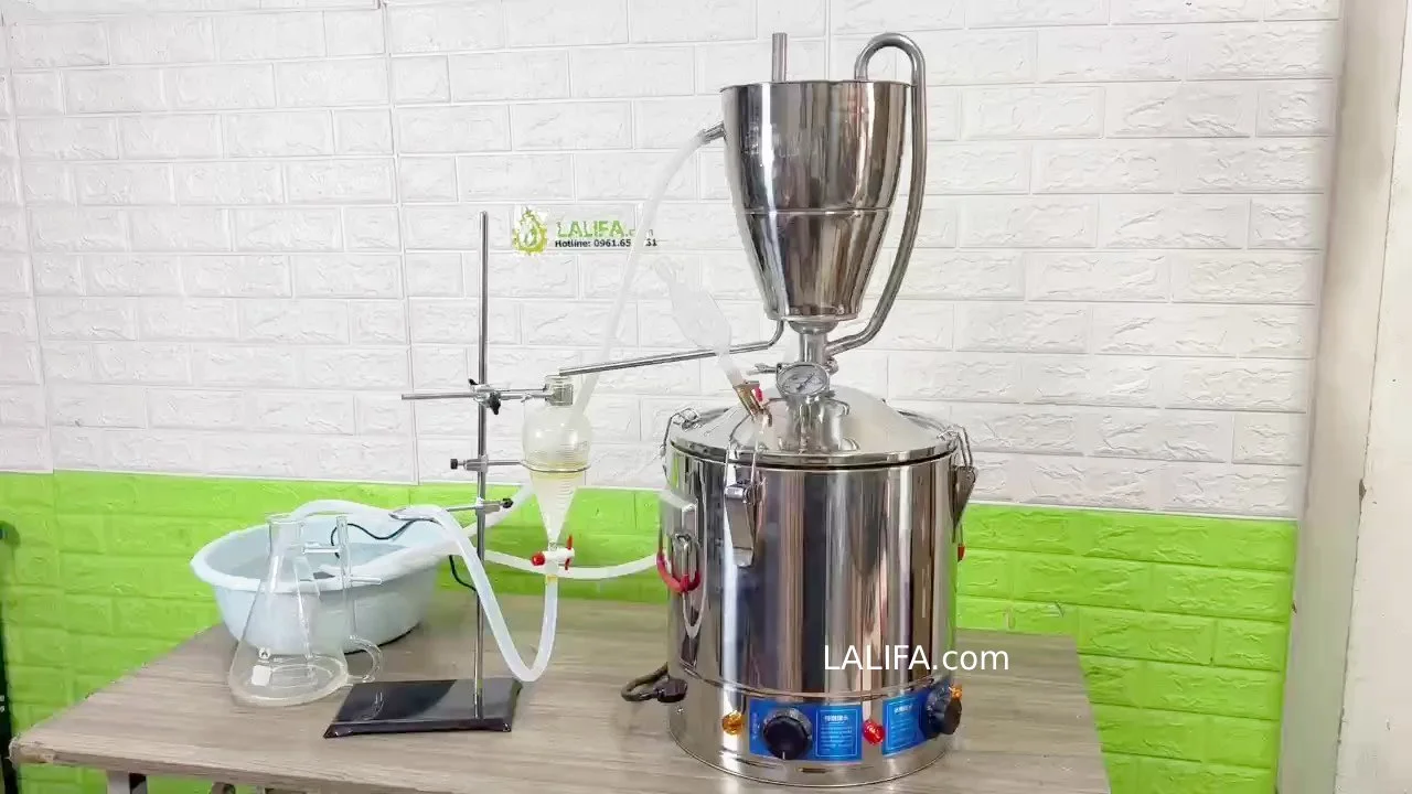 Chuẩn bị lắp nồi chưng cất tinh dầu sả như vầy